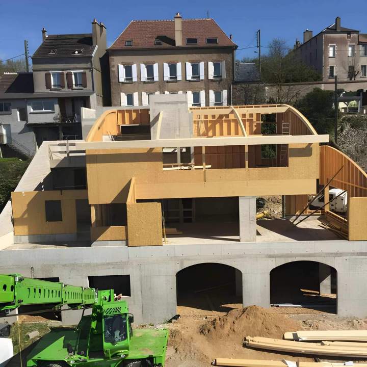 Bâtiments écologiques et modernes grâce à une structure bois performante.