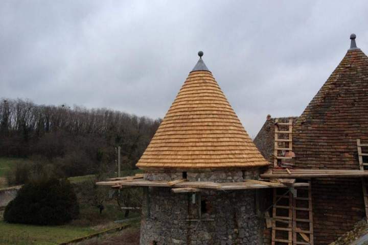Toiture conique en bardeaux de bois Sancerre 
